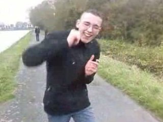 rod en train de jumper et faire de la hakken