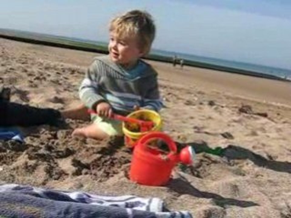 Raphaël sur la plage d'Eléa 12/10/2008  (2)