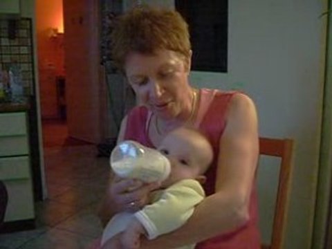 20081012 nicole donne son bib à Chloé