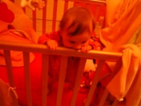 emma se met debout dans son lit