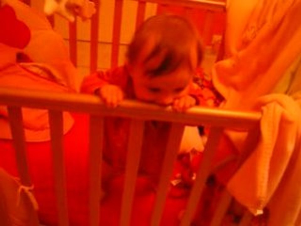 emma se met debout dans son lit