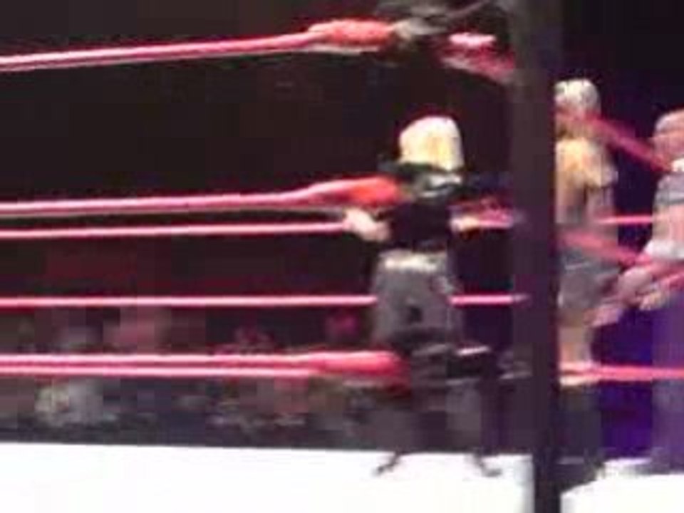 RAW Bercy 27/09/2008 distribution de t-shirt par Kelly Kelly