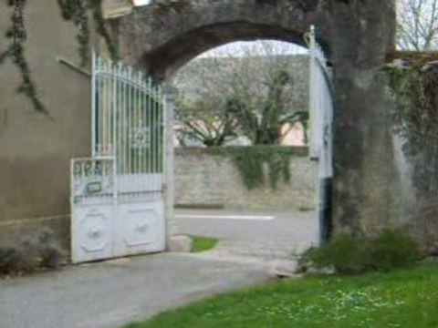 Portail très ancien et très lourd.