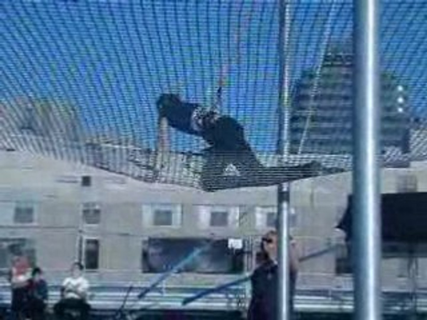 ⁣Jen Trapeze Catch