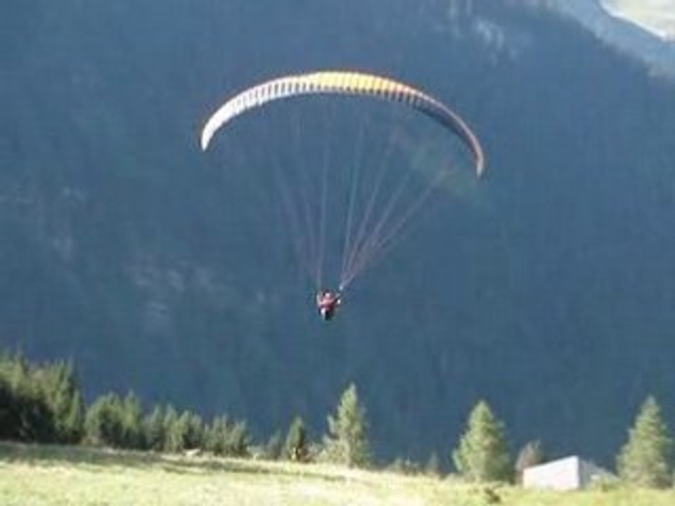 Décollage en parapente pour Léo