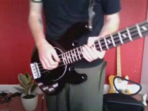 learn simple Bass riffs-Under the Bridge