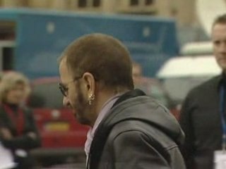 Ringo Starr says he's too busy to sign autographs