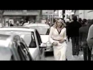 Donna al volante: uscendo dal parcheggio