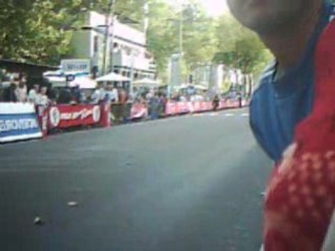 Attente de l'arrivée élite de Paris-Tours 2008