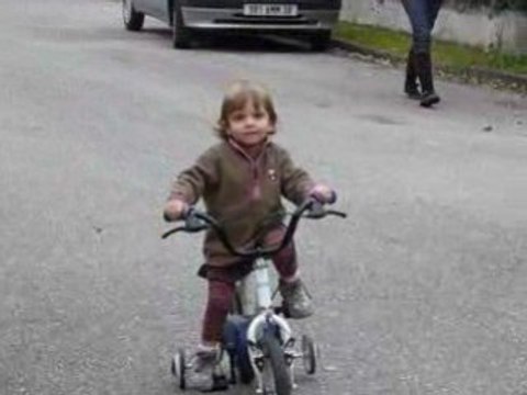 Clara fait du vélo