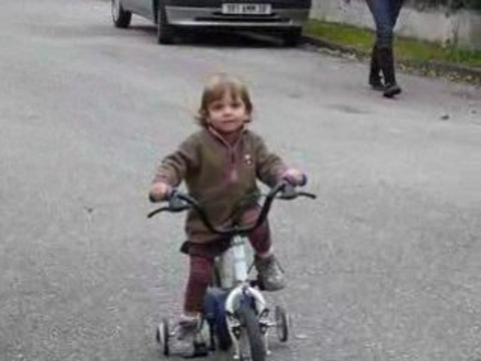 Clara fait du vélo