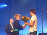 WTC EXPO Leeuwarden Margje geeft bloemen aan Jeroen