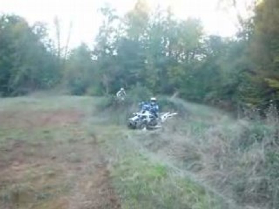 saut en moto au dessus d'un quad!