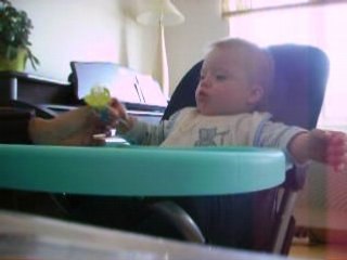 Axel fait le fou à table