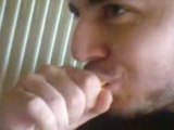 Xavier mange des bretzels