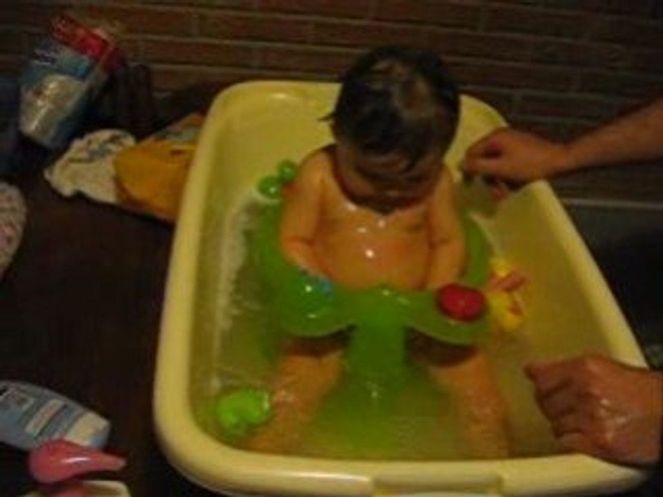 chloé prends son bain