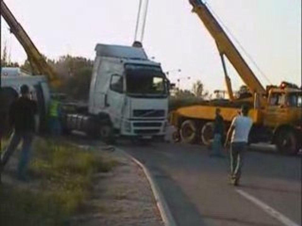 camion couché au pont suspendue