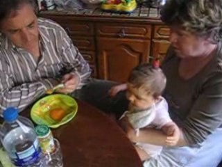 papy donne le diner de chloé