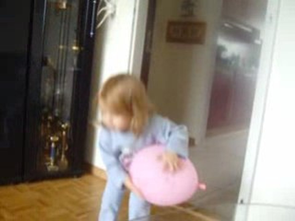 papa et sam jouent au ballon