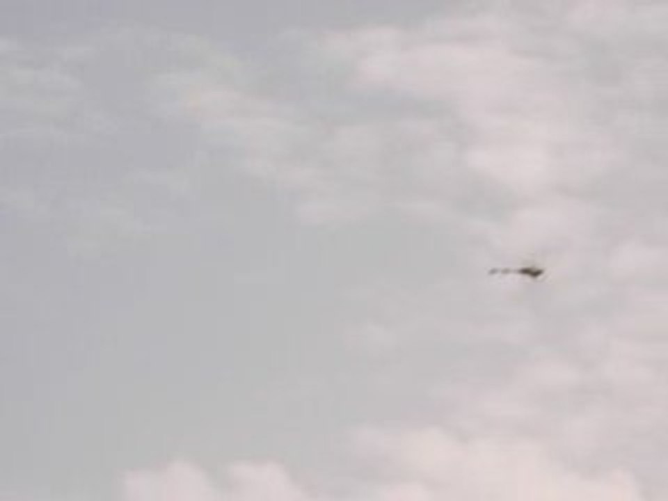 Vol trex 450 au dessus de l'eau à calvi