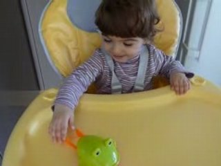 Clémence et son nouveau jouet de bain : la grenouille !
