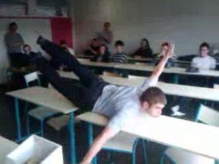 IUT Info Jerome glisse sur les tables