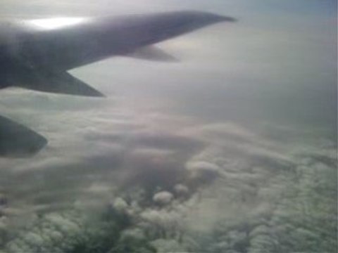 En avion au dessus des nuages