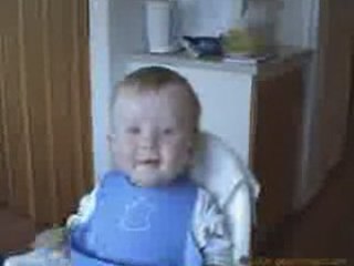 Hahaha bébé rigolo