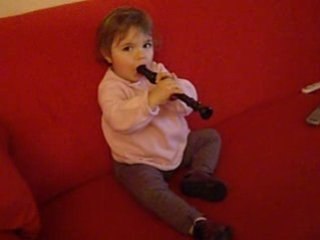 Axelle joue de la flûte