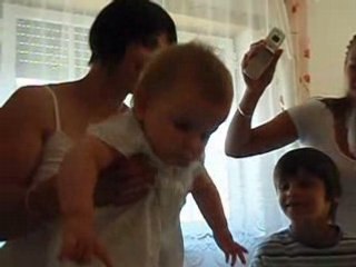 080817 EVA DANSE DEVANT SES COUSINS