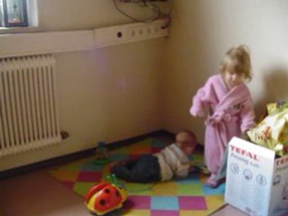 Lea et marie jouent octobre 2008