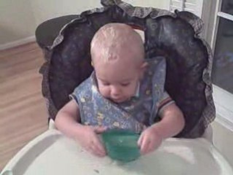 Garrison fait le clown a table!