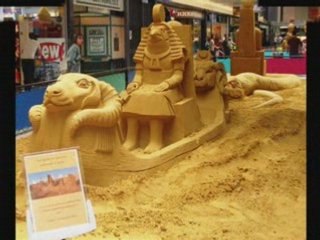 Cite  Coquelles expo statues sable...