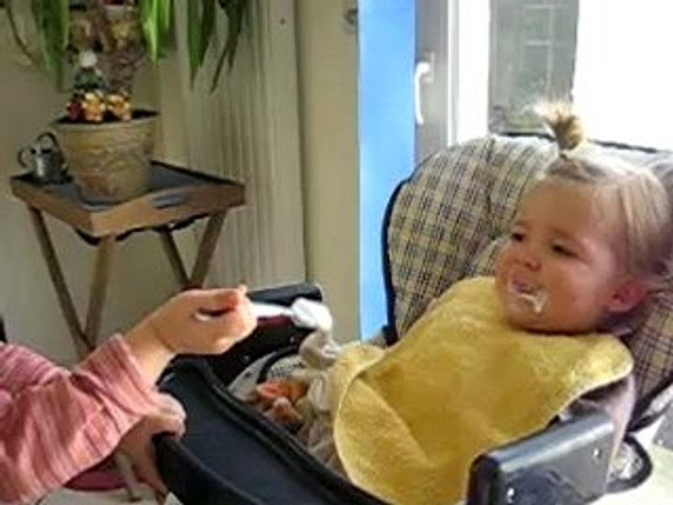 Lou-ann nourrit sa soeur