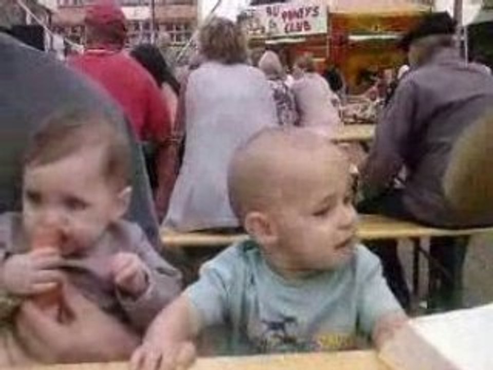 laléo et simi qui mangent leur cervelas aout 2008