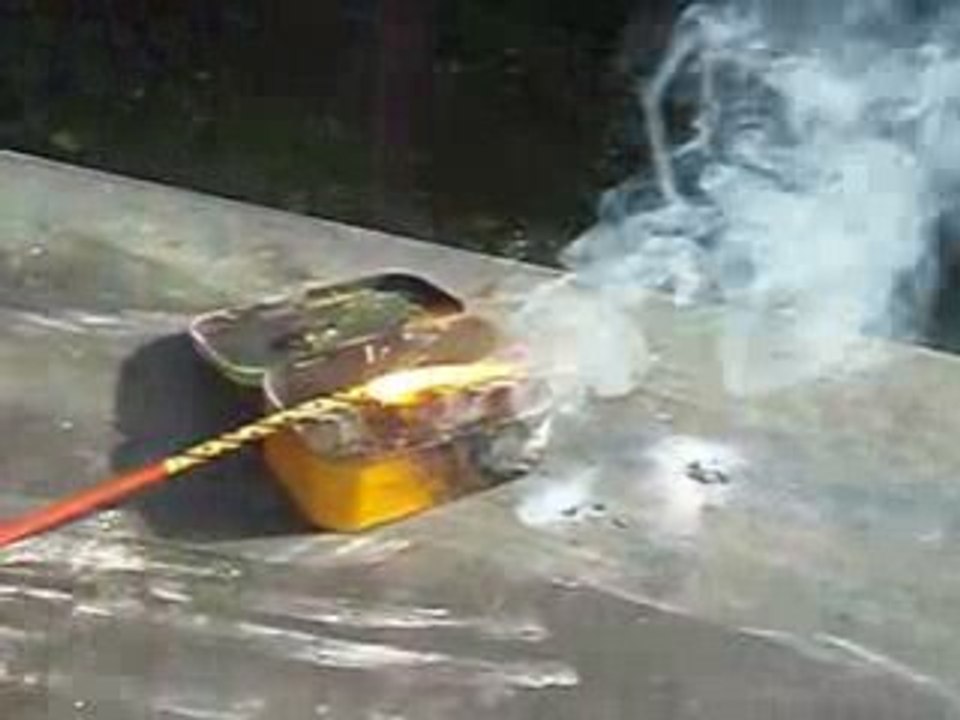 Tige de poudre jaune en combustion