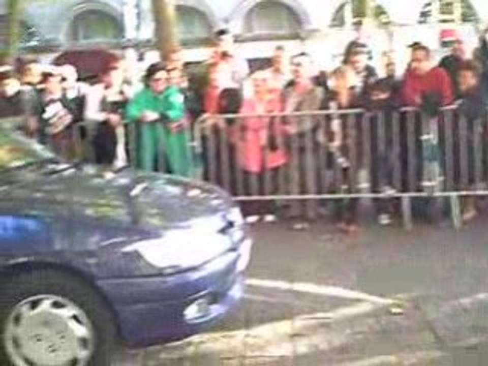 Chien de la police en action