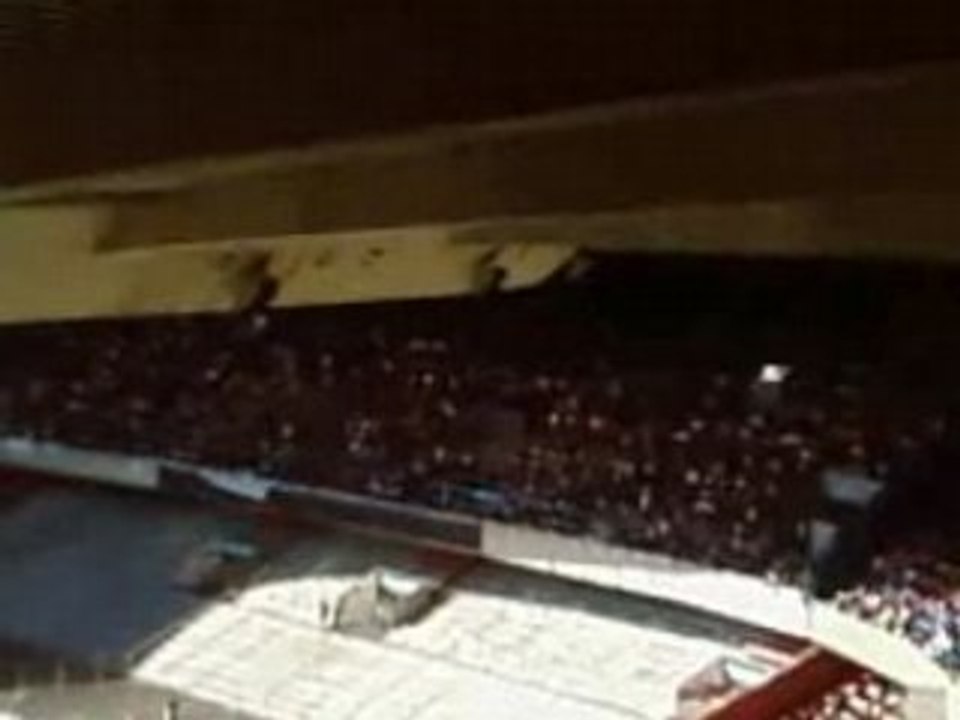 Attente des th dans le parc des princes.