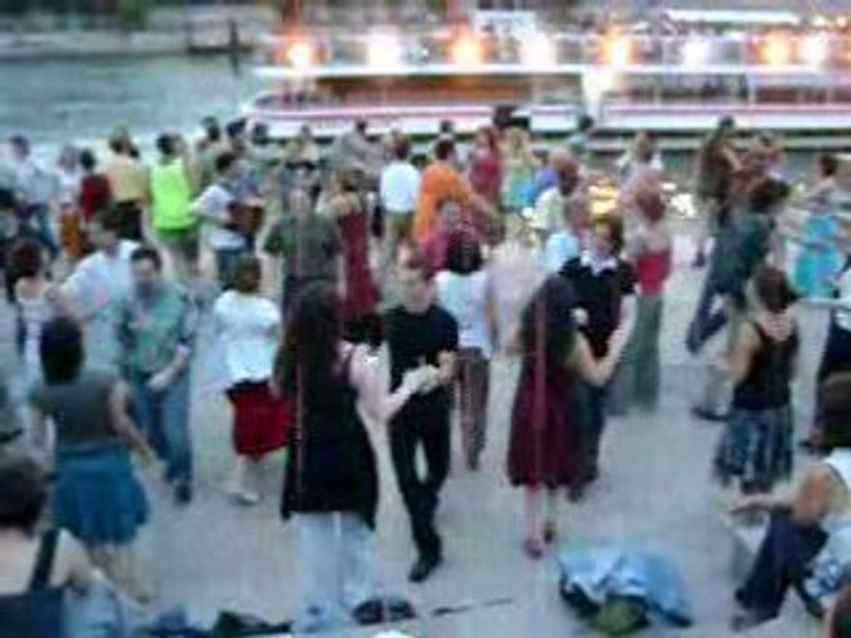 Volkstanz an der Seine - Paris