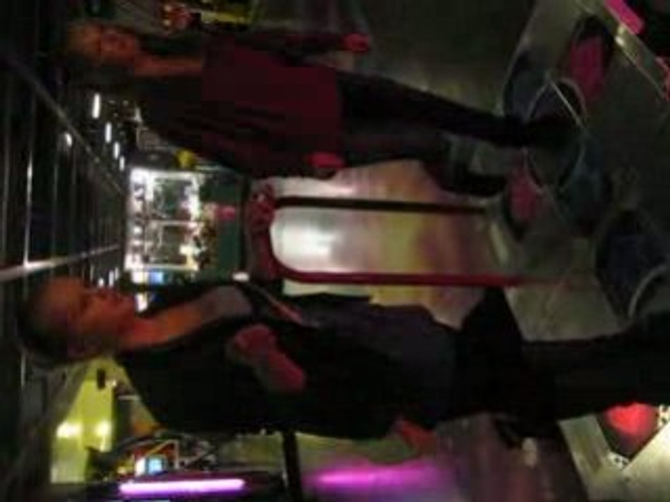 Erika och Elin dansar