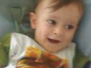 mon bb sur sa chaise haute pour la première fois !!!