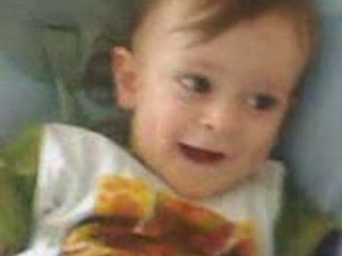 mon bb sur sa chaise haute pour la première fois !!!