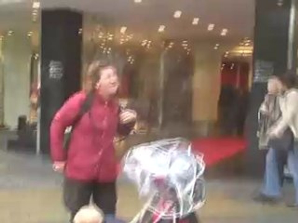 BERLIN - Tauentzienstrasse-KaDeWe Binası önü