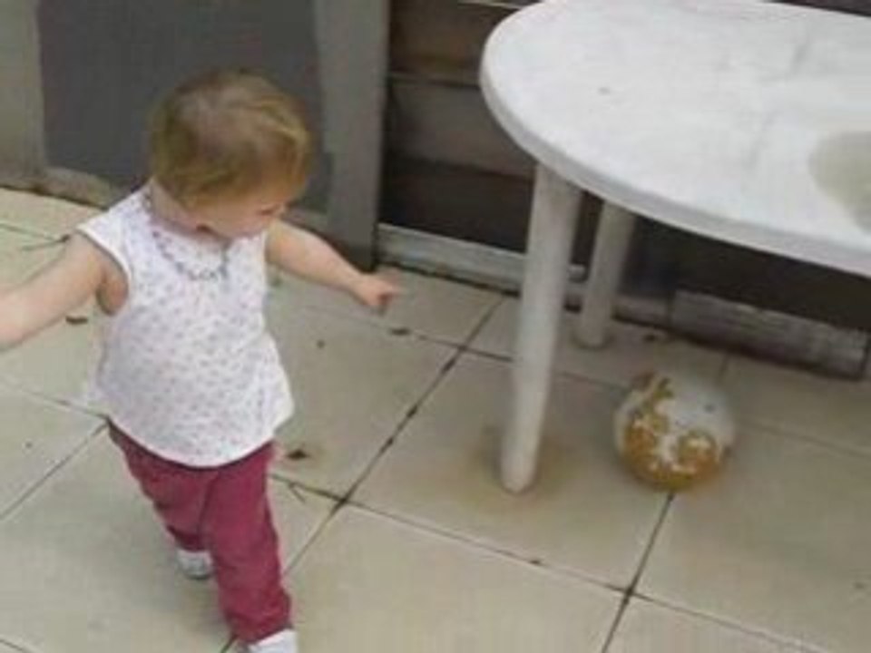 Morgane joue au ballon