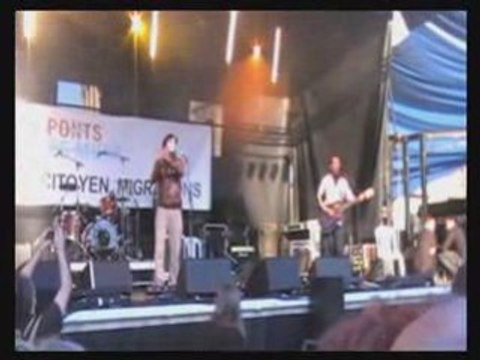 Amirouche au concert Des ponts, pas des murs