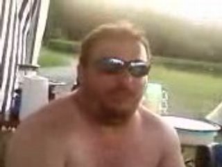 la carrure d un cochon et le cri d un ane.