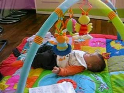 Lucas sur son Tapis d'éveil - Part 1