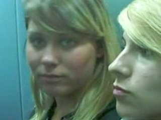 mes moches dans l'ascenseur