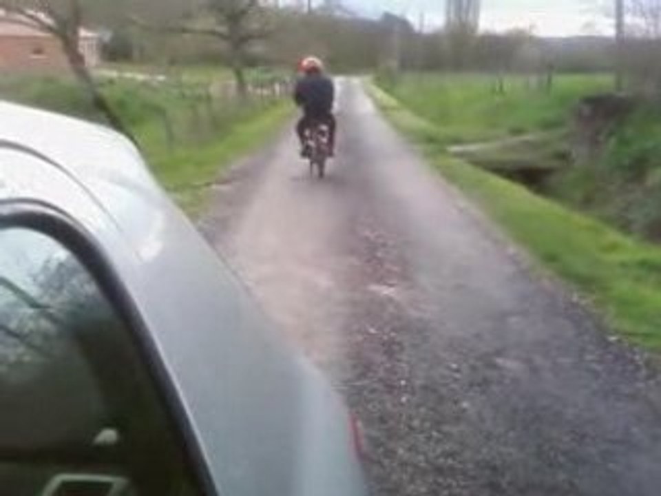 Pin's apres l'apéro en mobylette