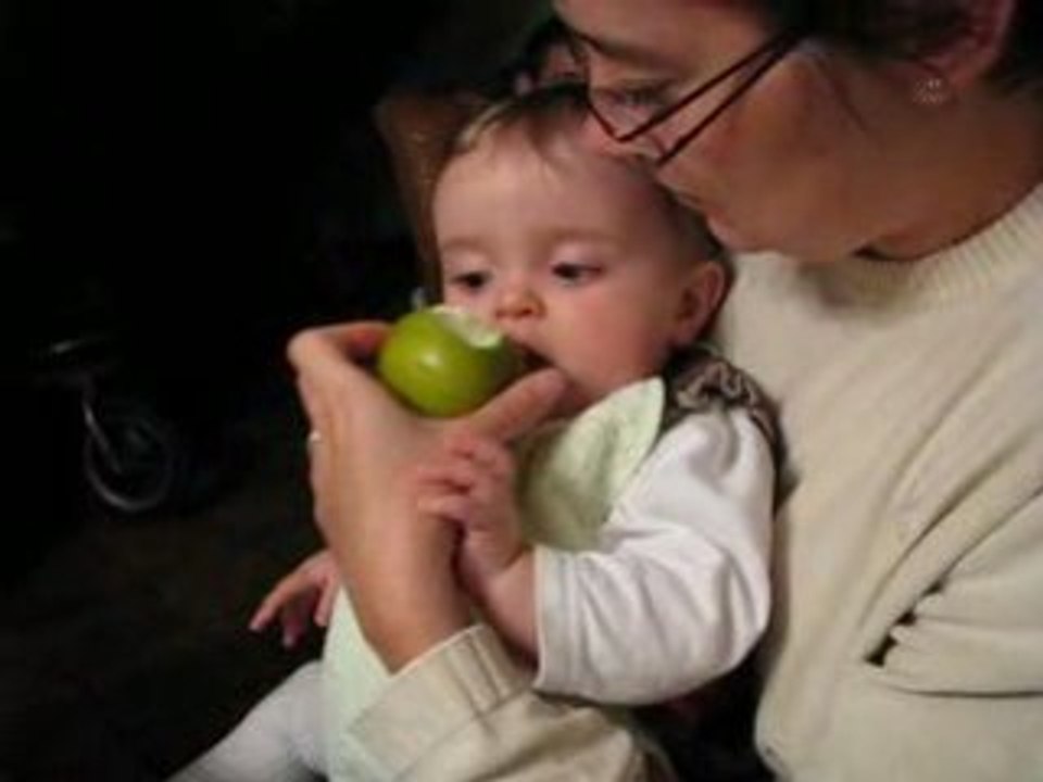 Louloutte mange une pomme